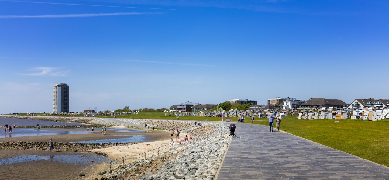 Das Wattenmeer der Nordsee und das Hochhaus in Büsum.