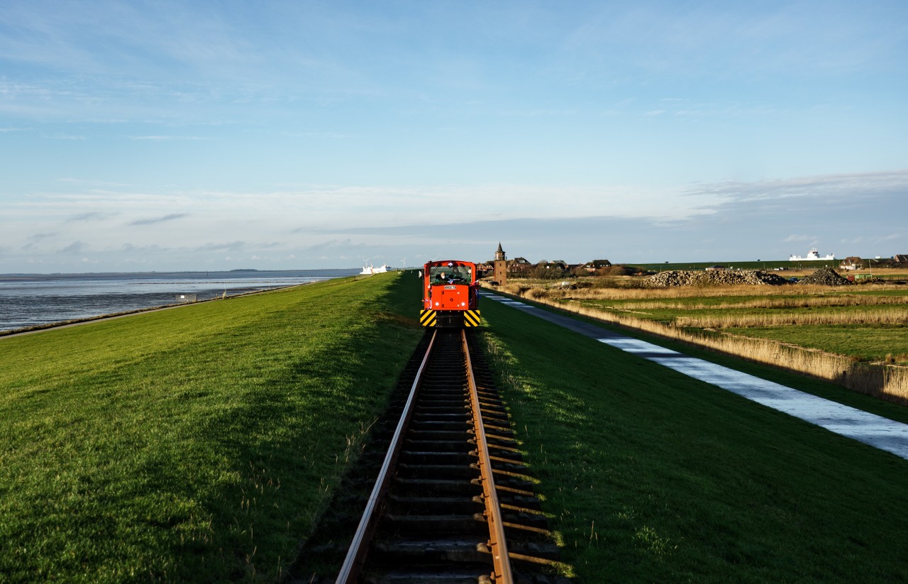 Die Lok auf dem Deich in Dagebüll.