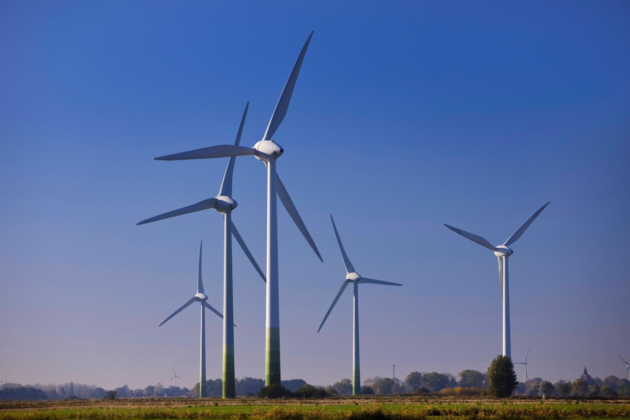 Windräder in Ostfriesland bei der Nordsee.