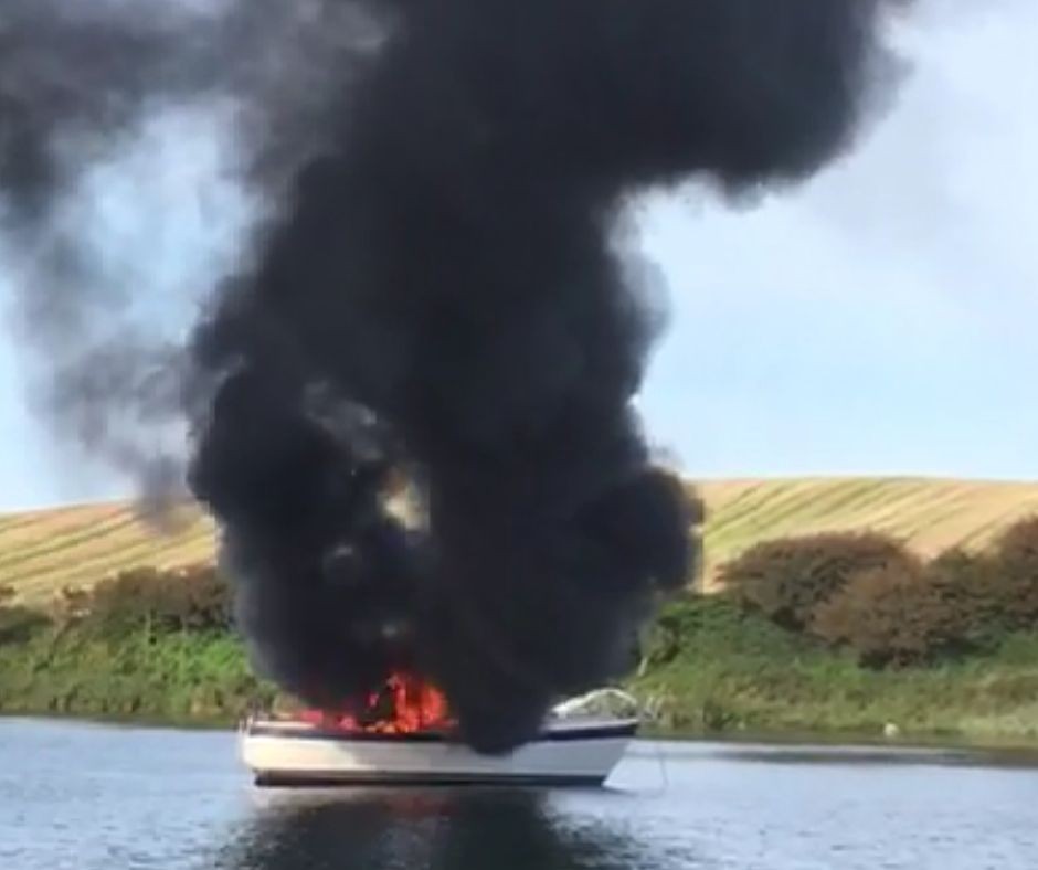 Die Segelyacht auf der Ostsee brannte vollständig aus. 