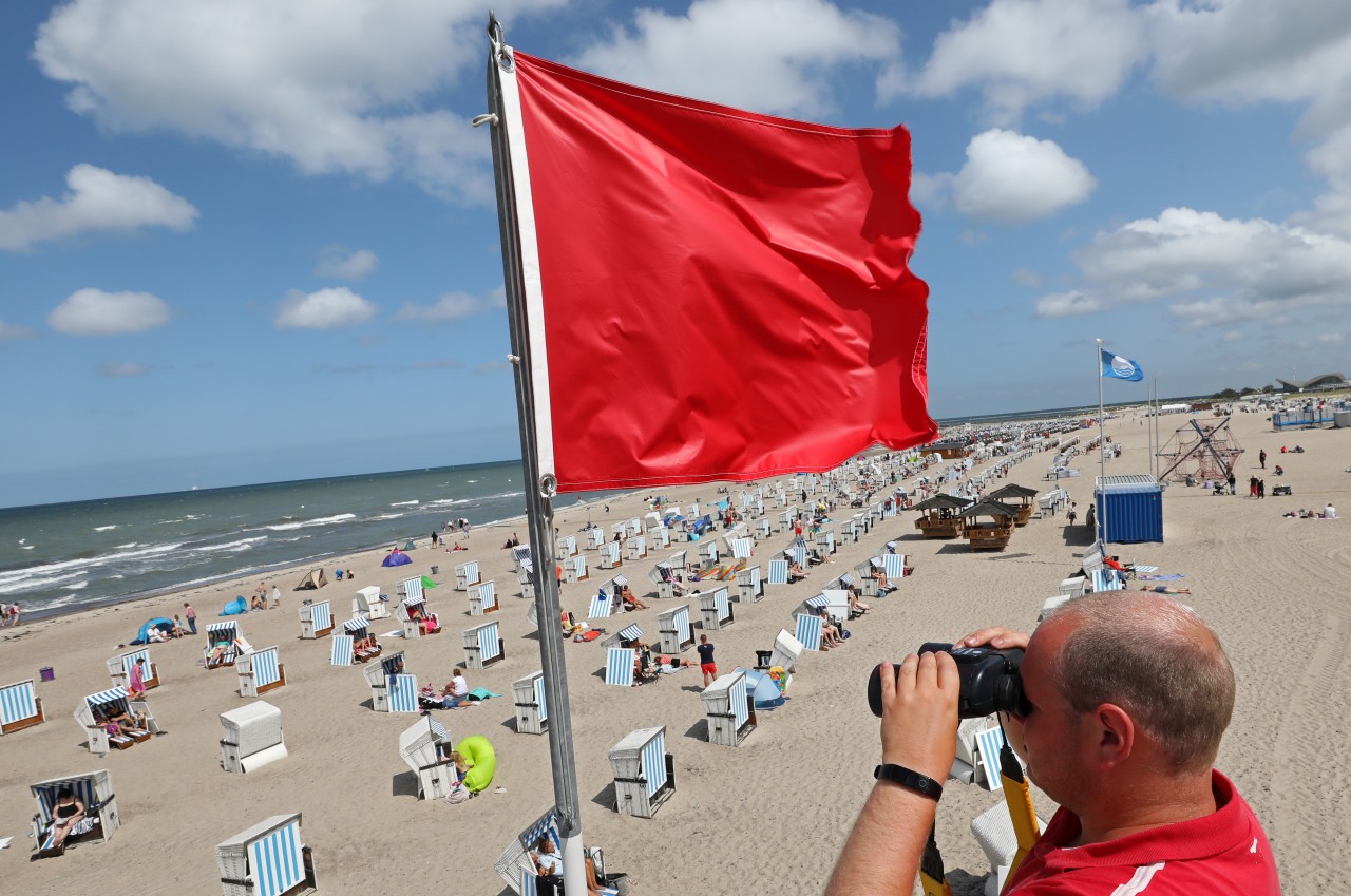 Rote Flagge am Ostseestrand: Schwimmen verboten! 
