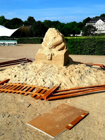 Der entstellte Riesen-Affe am Ostsee-Strand von Travemünde.