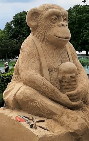 So sah der Riesen-Affe am Ostsee-Strand von Travemünde vorher aus.