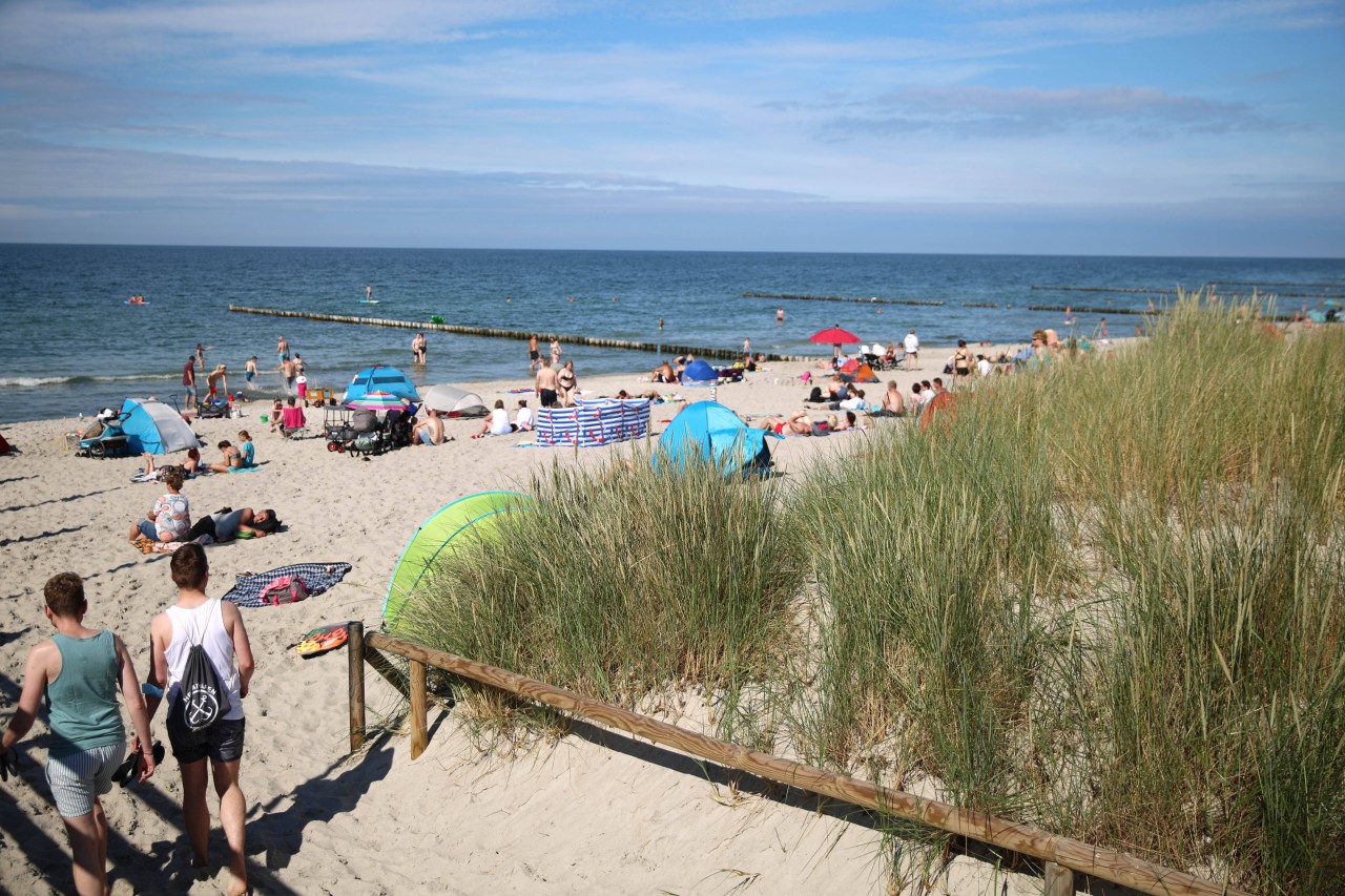 Am Ostseestrand sorgt ein Schild für Verwirrung. (Symbolbild) 