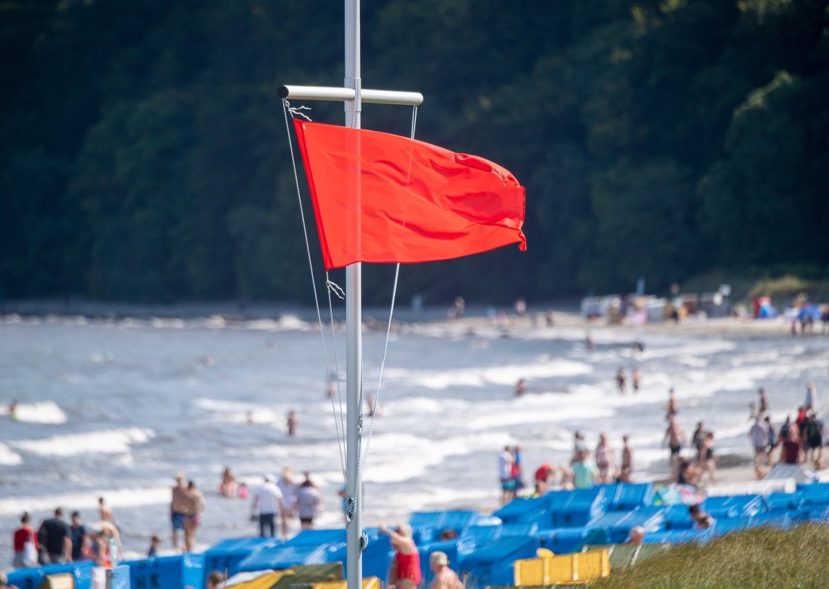 Ostsee_rote Fahne.jpg