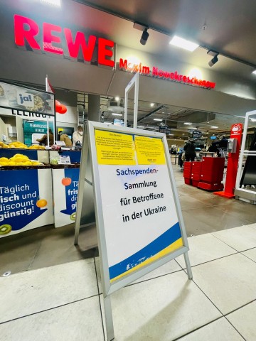 Der Aufsteller in dem Rewe-Markt in Hamburg informiert über die Sammelaktion. 