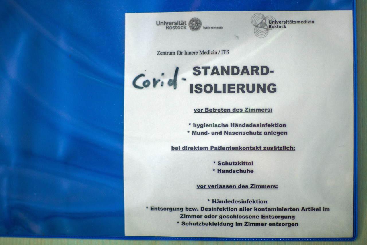 Ein Warnschild für die Covid-Standard-Isolierung.