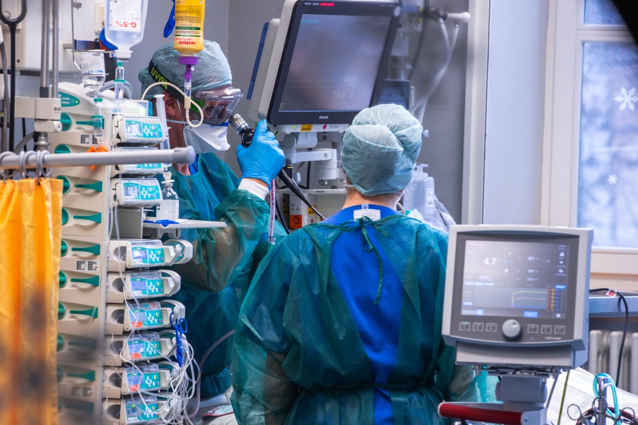 Ärzte und Pflegekräfte betreuen einen Patienten bei einer Lungenspiegelung in einem der Behandlungszimmer auf der Intensivstation in der Universitätsmedizin Rostock.