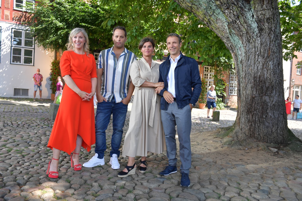 Die Schauspieler Nicole Ernst, Daniel Hartwig, Anne Brendler und Stefan Plepp bei den Dreharbeiten zur ARD-Telenovela „Rote Rosen“.