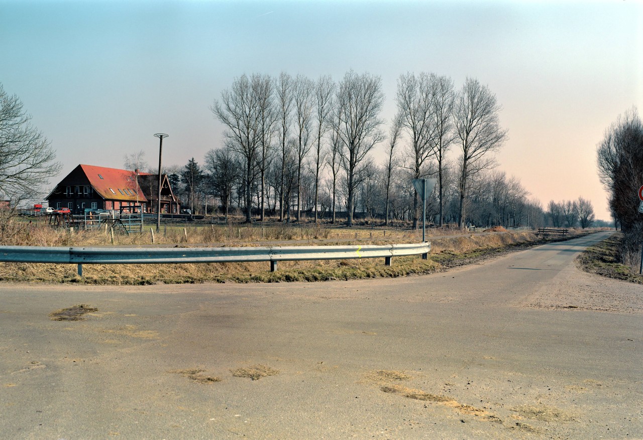 Rügen: Immer wieder kommt es zu gefährlichen Situationen, wenn die Menschen aus Beuchow auf die Kreisstraße 16 fahren wollen (Symbolbild).