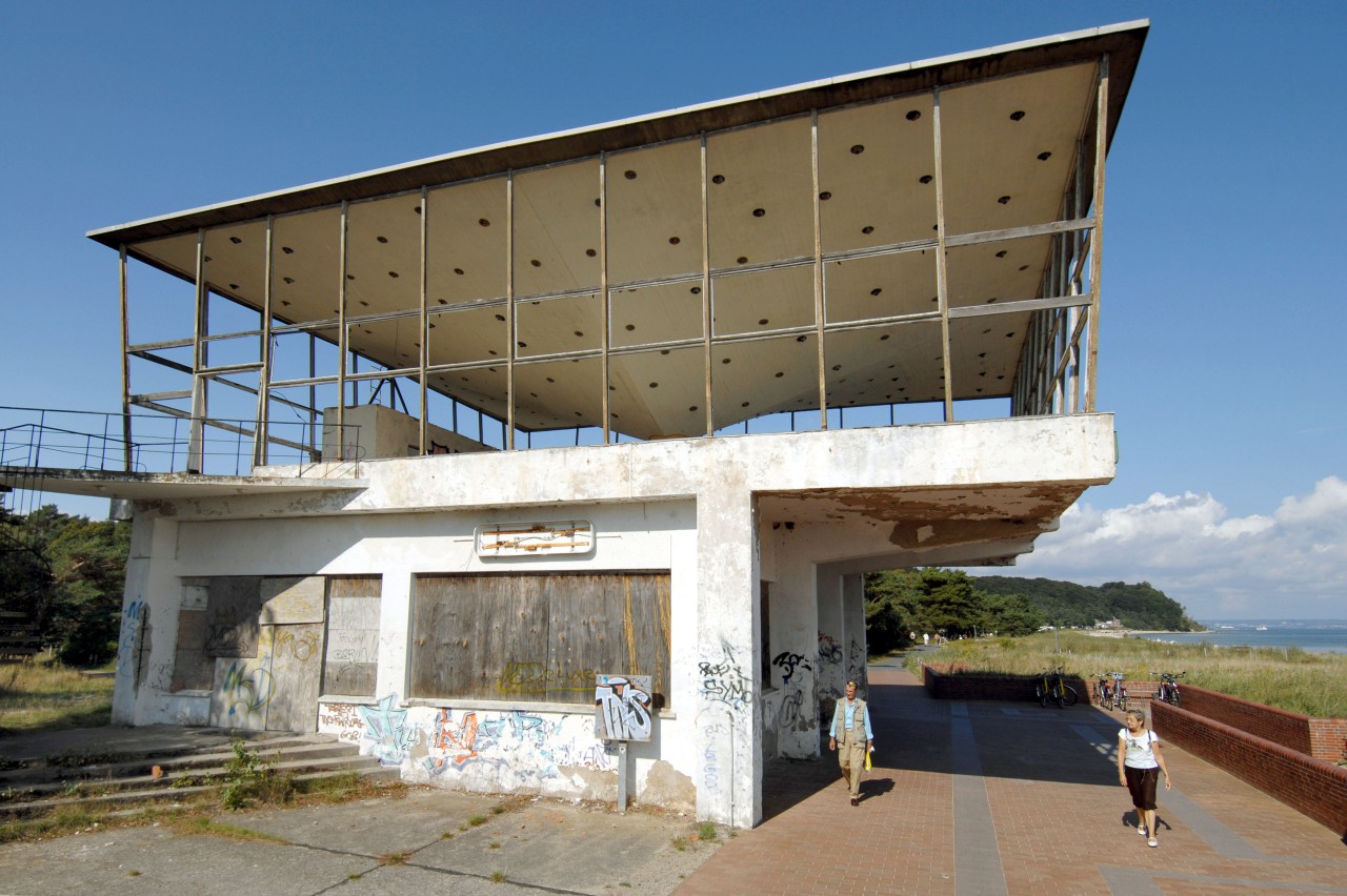 Das Gebäude des Binzer Architekten Ulrich Müther (1934-2007) stand lange Zeit leer und verfiel über viele Jahre zunehmend. 