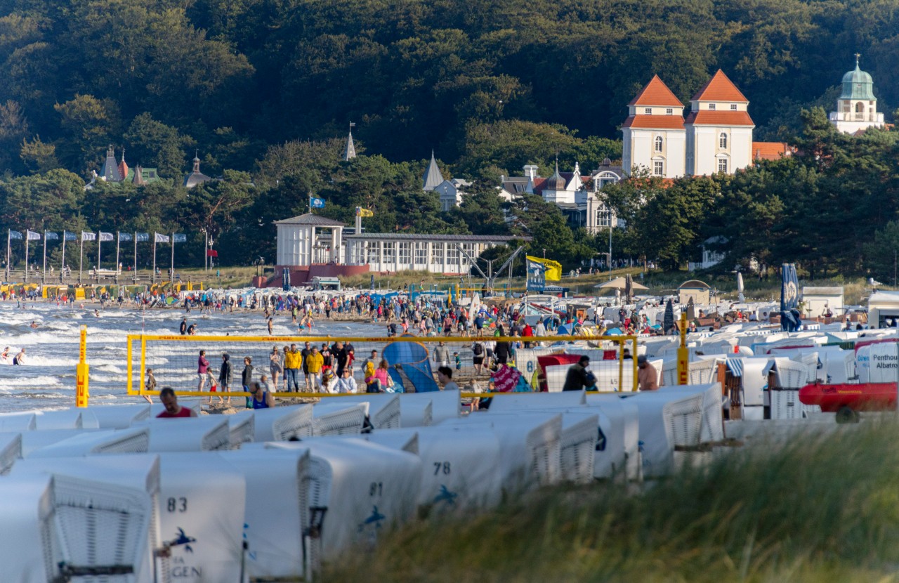 Urlauber am Strand von Binz auf Rügen.