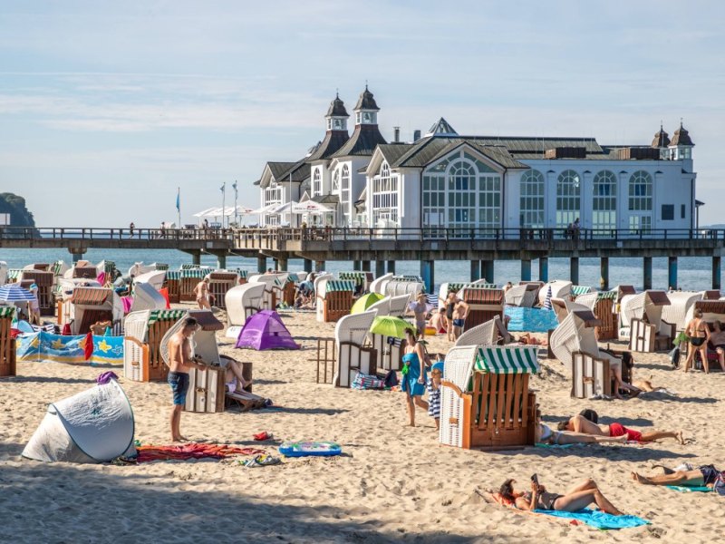 Rügen Sellin Seebrücke Hotel.jpg