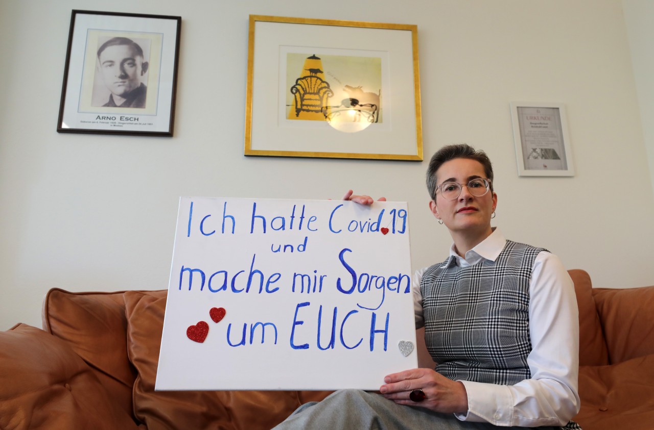 Mit diesem Schild besucht Karoline Preisler Querdenker-Demos
