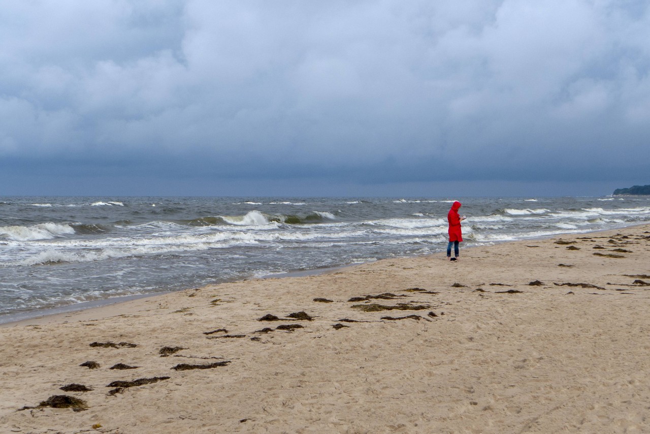 Eine Frau ist an der Ostsee unterwegs.