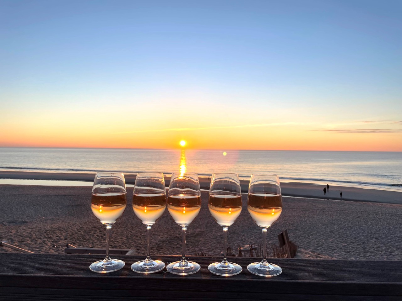 Kult: Bei einem wolkenfreien Sonnenuntergang ertönt auf der Terrasse der „Sansibar“ auf Sylt der Evergreen „Capri Fischer“. 