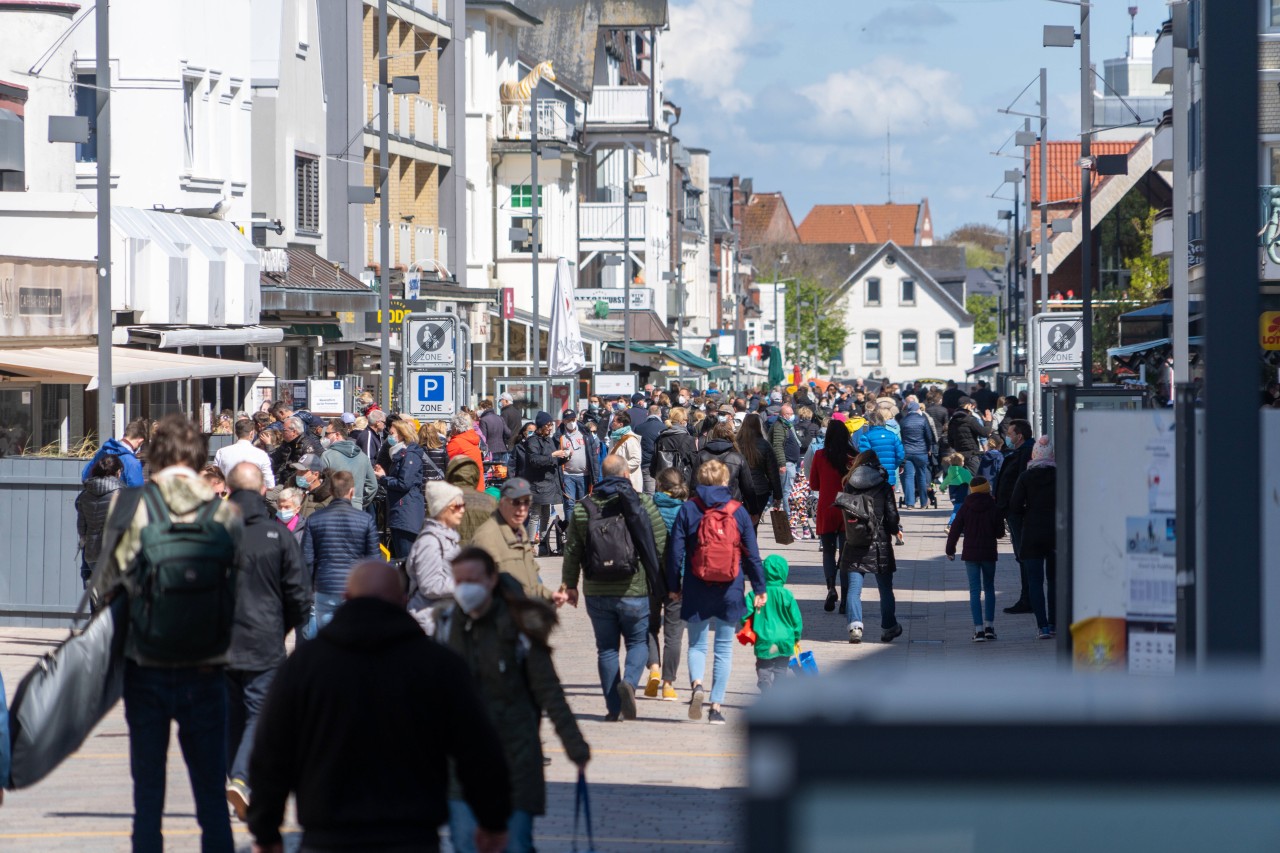 Auf Sylt in der Fußgängerzone Friedrichstraße kann es schnell gefährlich werden