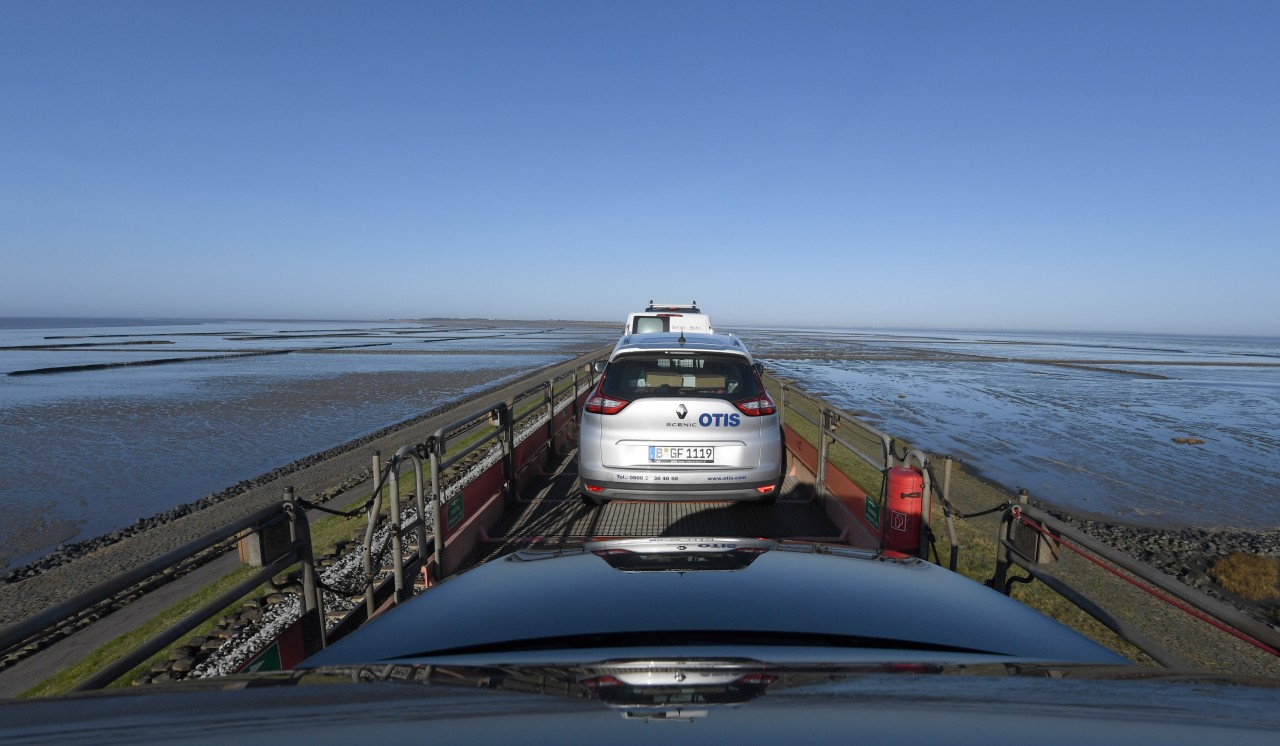 Aktuell dürfen nur die Autos von Einwohnern, Handwerkern oder Fahrern mit Sondergenehmigung mit dem Autozug nach Sylt fahren.