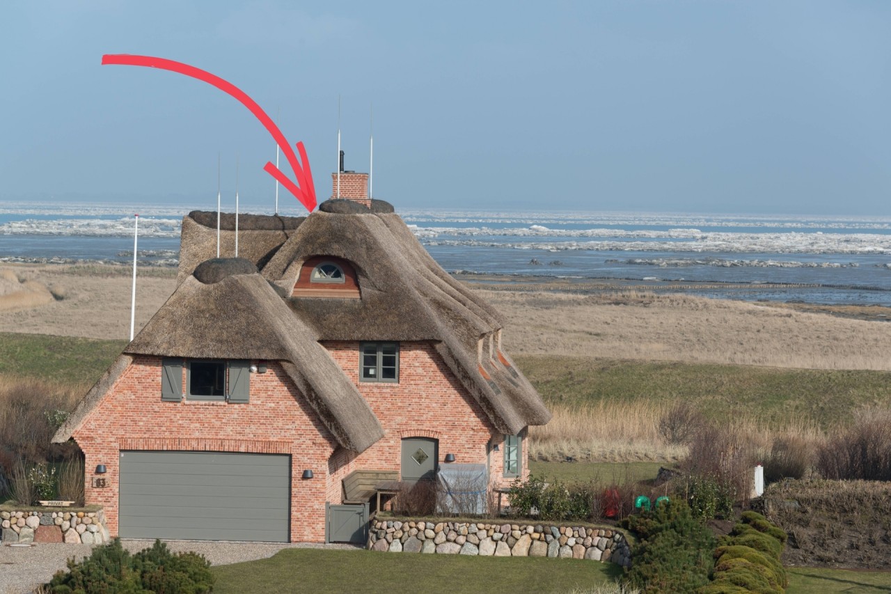 Wegen der Reetdachhäuser auf Sylt gibt es ein strenges Verbot zu Silvester. Die aktuellen Debatten um Böllerverbote interessieren die Insel deswegen nur wenig.