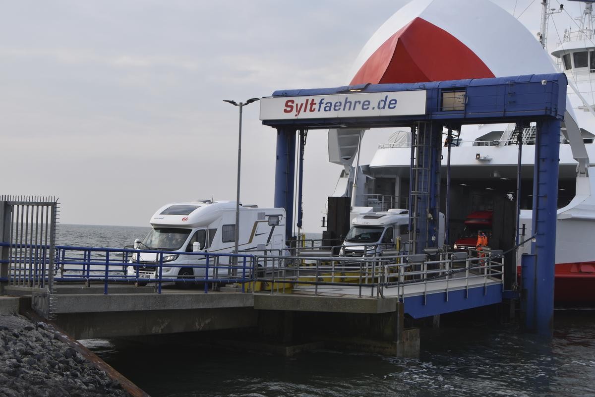 Die erste Fähre, die zwischen der dänische Nachbarinsel Römö und Sylt pendelt, legt um 7:30 Uhr im Hafen von List an, und Wohnmobile rollen an Land. 