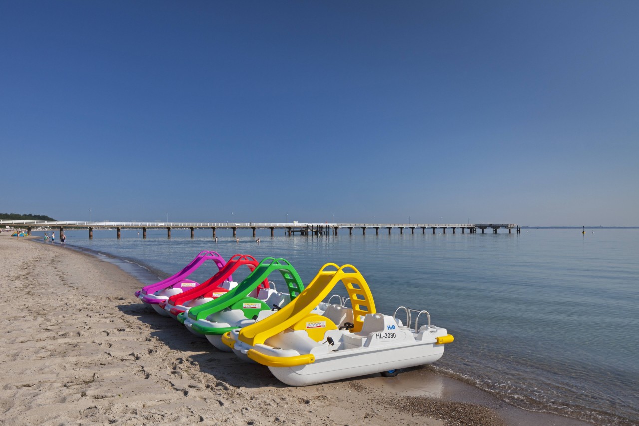 Tretboote stehen am Timmendorfer Strand.