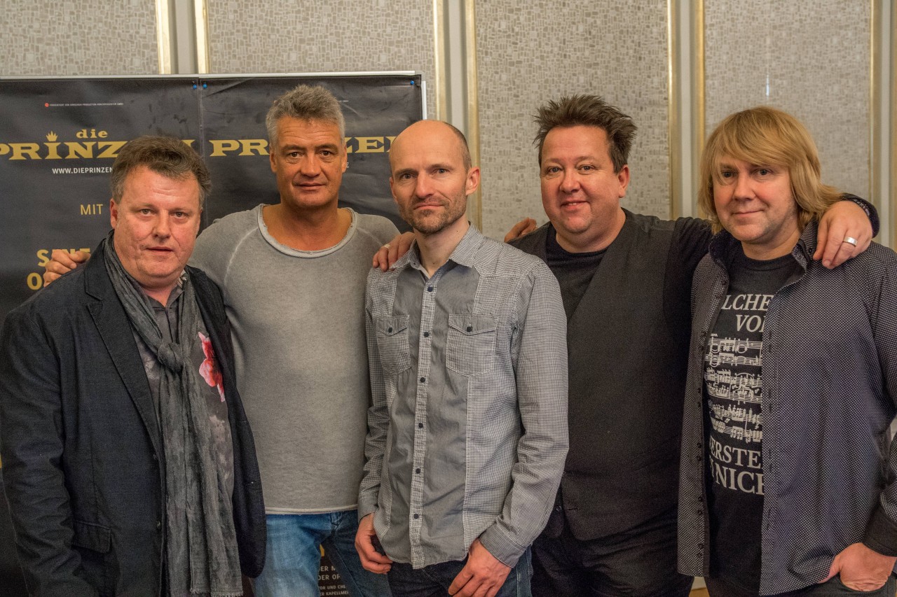 Udo Lindenberg tourte bereits in den 90ern mit den Prinzen (von links nach rechts: Sebastian Krumbiegel, Jens Sembner, Henri Schmidt, Wolfgang Lenk und Tobias Künzel). 