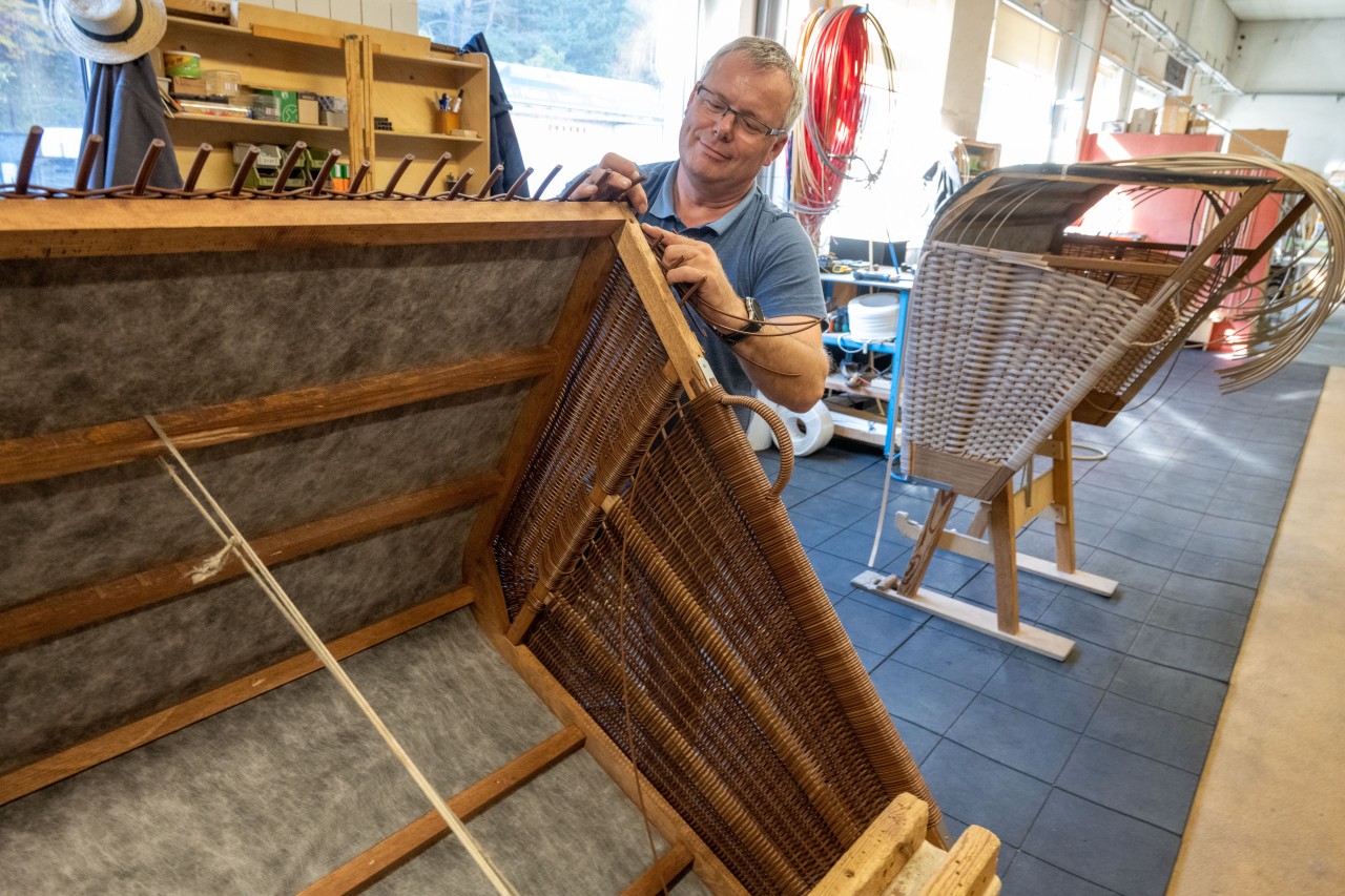 Korbflechter Ronny Saß arbeitet in der Korbwerk GmbH in Heringsdorf an einem Strandkorb. 