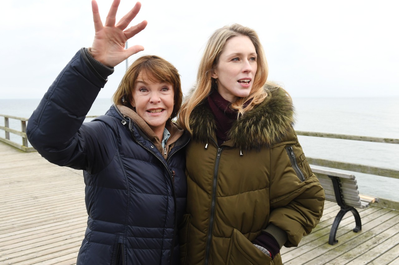 Katrin Sass (links) spielt im „Usedom Krimi“ Karin Lassow, während Rikke Lylloff (rechts) als Ellen Norgaard vor der Kamera steht. 