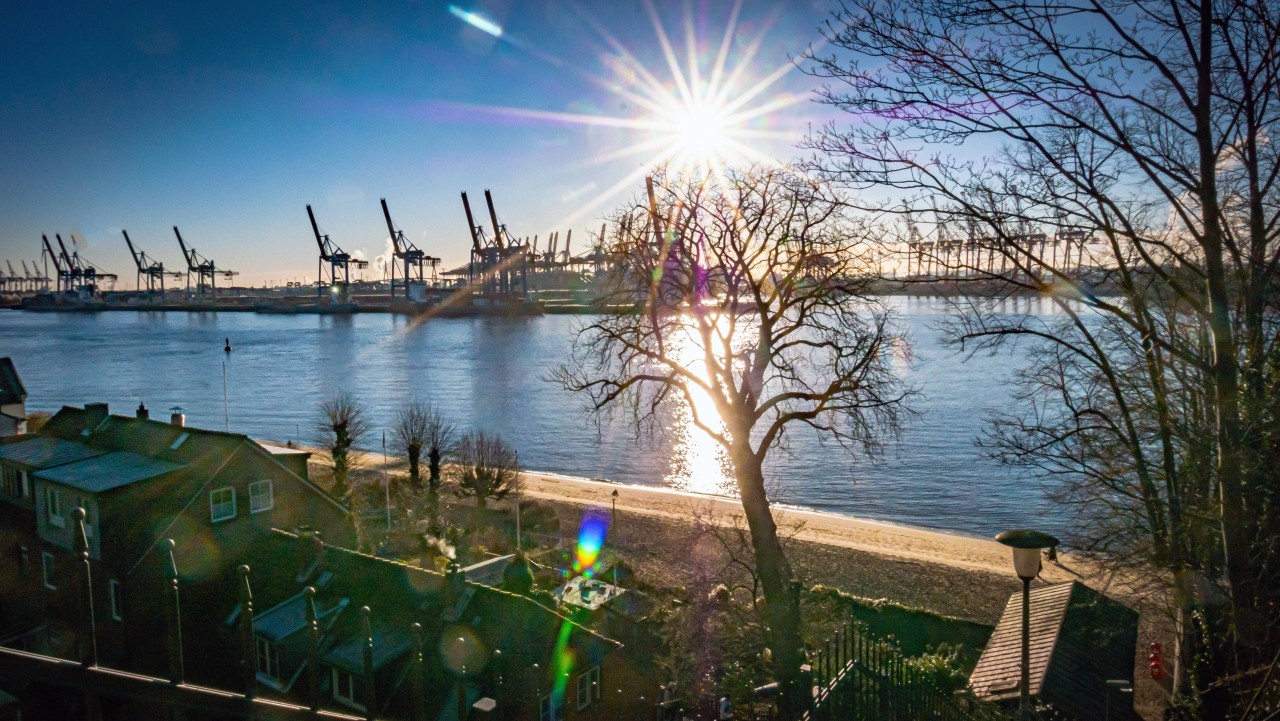 Hamburg : Blick auf die Elbe in Övelgönne.