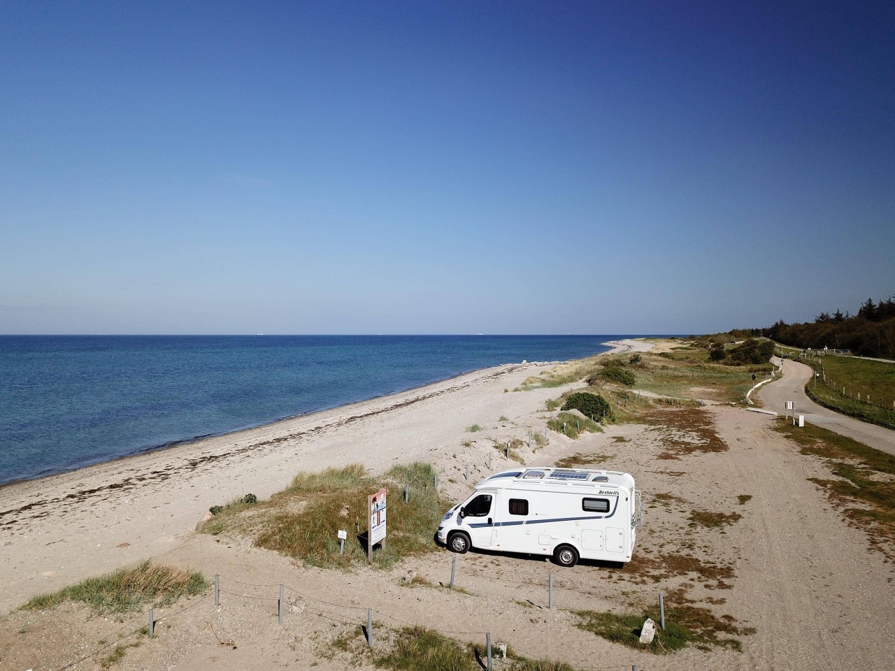 Ein Wohnmobil auf einem Stellplatz am Camping Fehmarnbelt