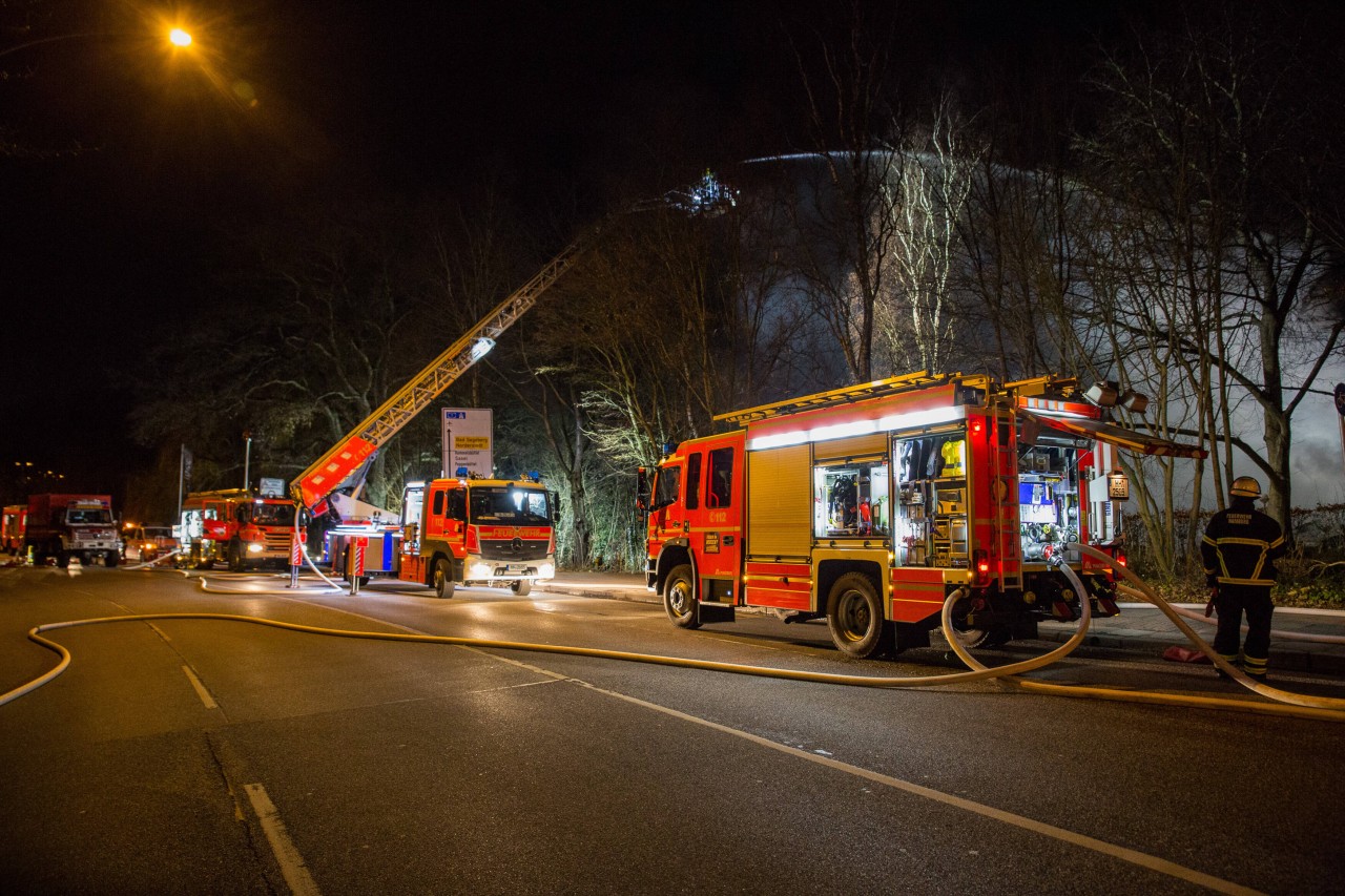 Wagen der Feuerwehr stehen an einem Einsatzort.