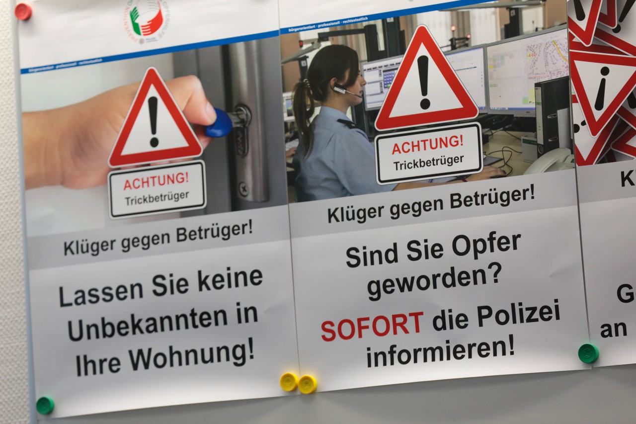 Die Polizei warnt in Ostfriesland vor Betrügern (Symbolbild). 