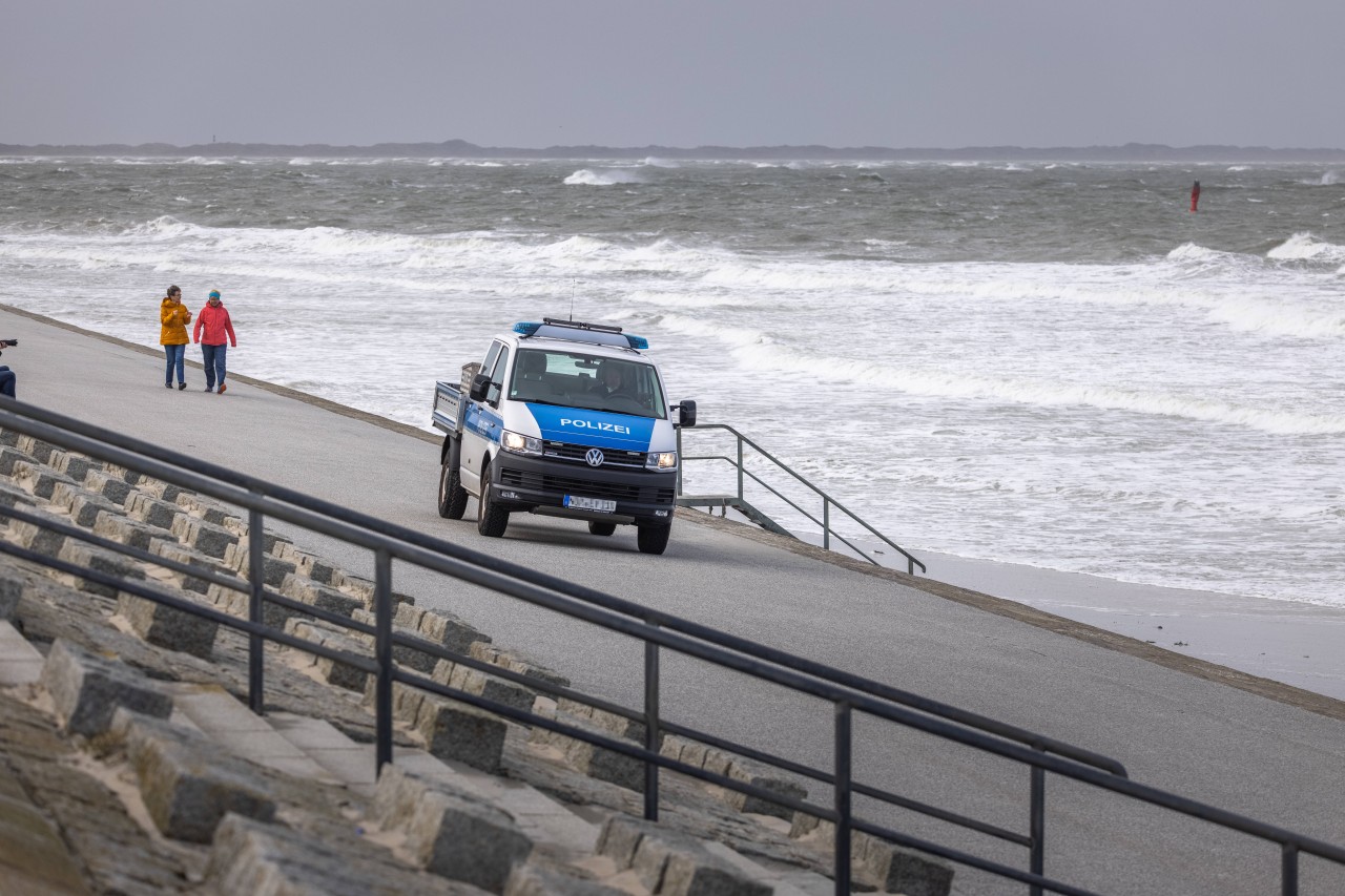 Ein Polizeiwagen patrouilliert an der Promenade von Norderney. 