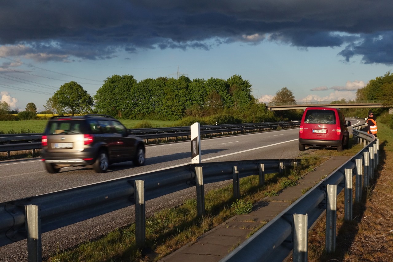 Eine Alltagsheldin half der Frau auf der A7 bei Kiel (Symbolfoto).