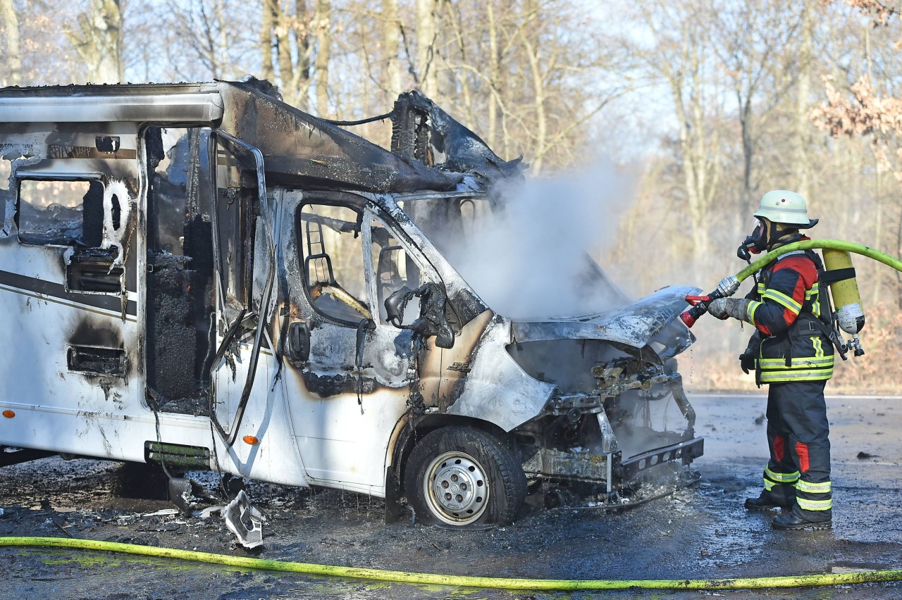 Auf dem Camping-Platz an der Ostsee stand ein Wohnmobil in Flammen. (Symbolbild) 