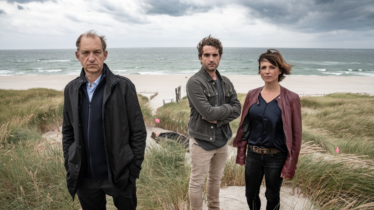 Hauptkommissar Carl Sievers (Peter Heinrich Brix, l) und sein Team, Hinnerk Feldmann (Oliver Wnuk) und Ina Behrendsen (Julia Brendler), ermitteln in „Nord Nord Mord”.