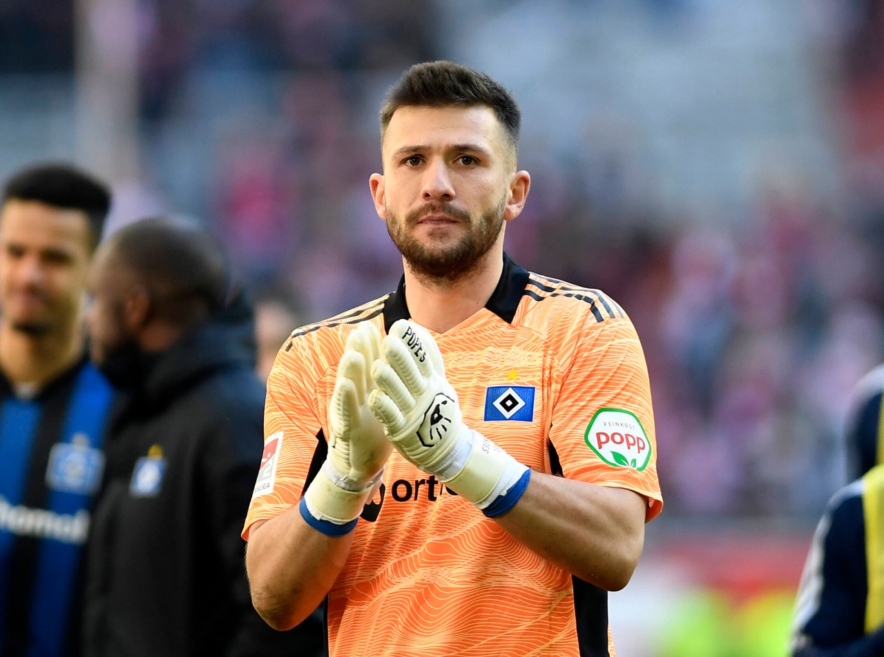 HSV-Keeper Daniel Heuer Fernandes zeigt sich nach dem Spiel geknickt. 