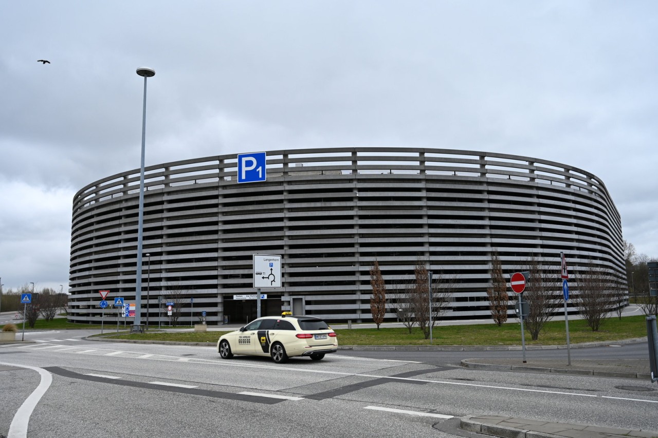 Die Autos wurden aus den Parkhäusern am Hamburg Flughafen gestohlen. 