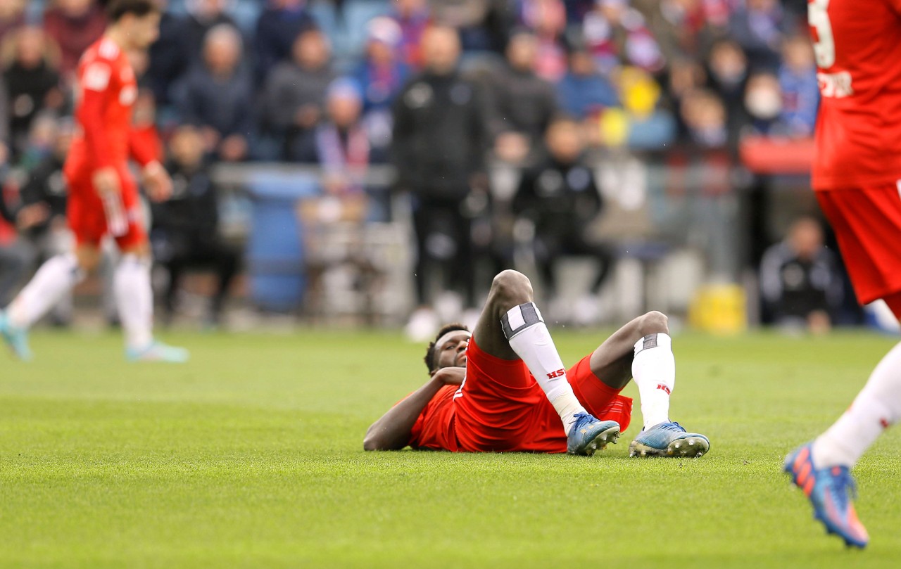 HSV-Star Bakery Jatta wurde bei der 0:1-Niederlage gegen Holstein Kiel beinahe von einem Bierbecher getroffen. Der Täter war ein HSV-Fan.