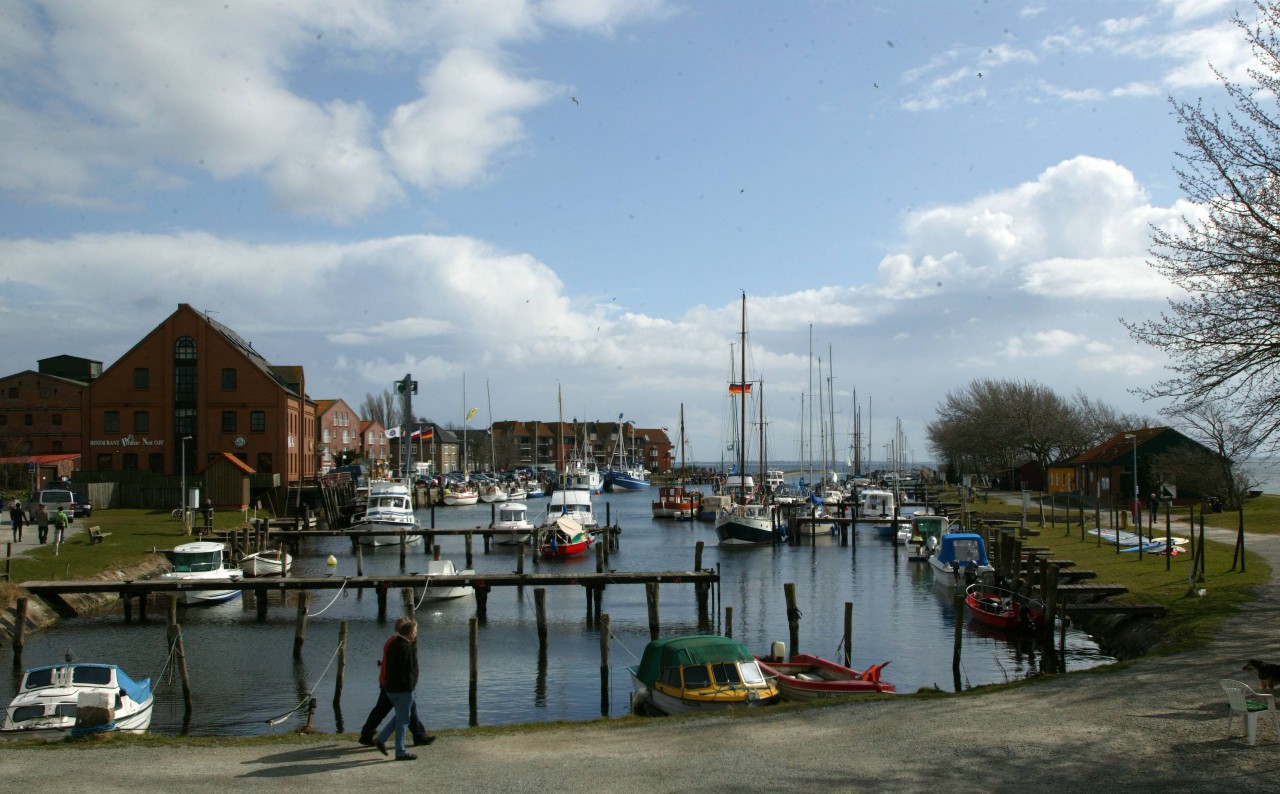 Der Hafen von Orth, Kulisse für „Nord bei Nordwest“. 