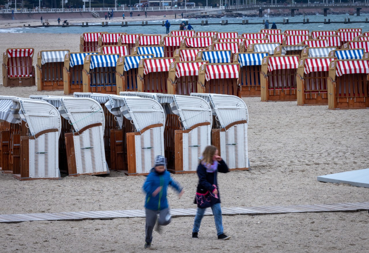 An Ostsee und Nordsee sind die Aussichten düster über die Oster-Tage. Kaum jemand ist unterwegs.