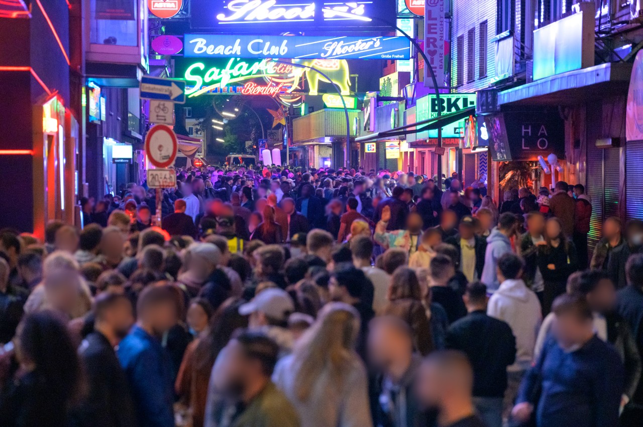 Sehnsuchtsort und Schauplatz zahlreicher Dramen: „Reeperbahn privat!“ nimmt den Kiez unter die Lupe. (Symbolbild)