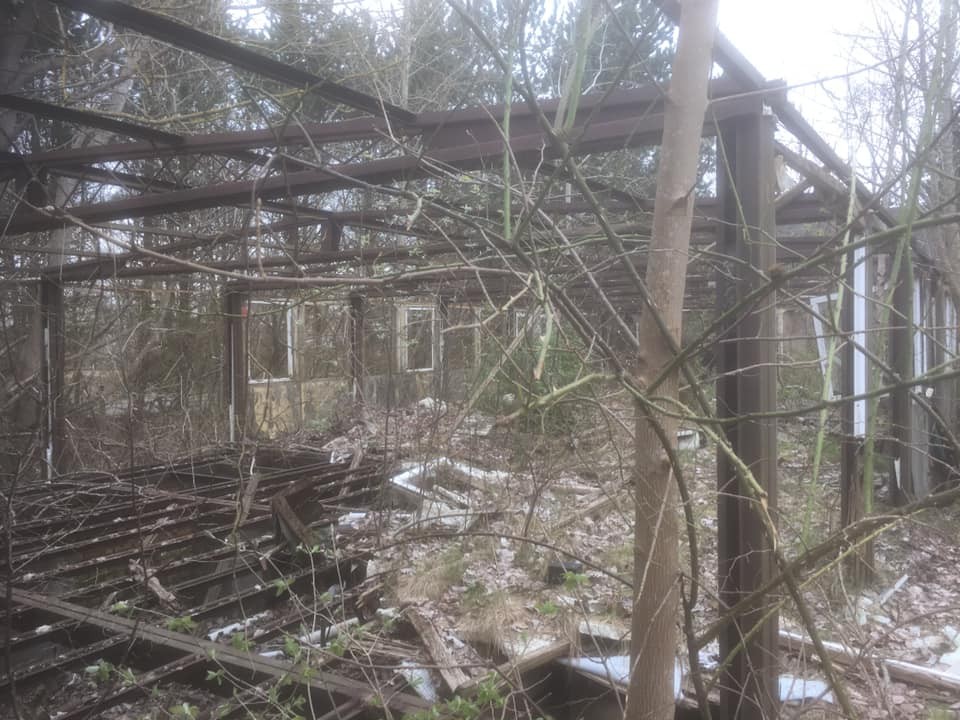 Hier scheint die Sonne nur auf tote Überreste: Ein Teil des Außenbereichs des Ferienheims auf der Insel Rügen.