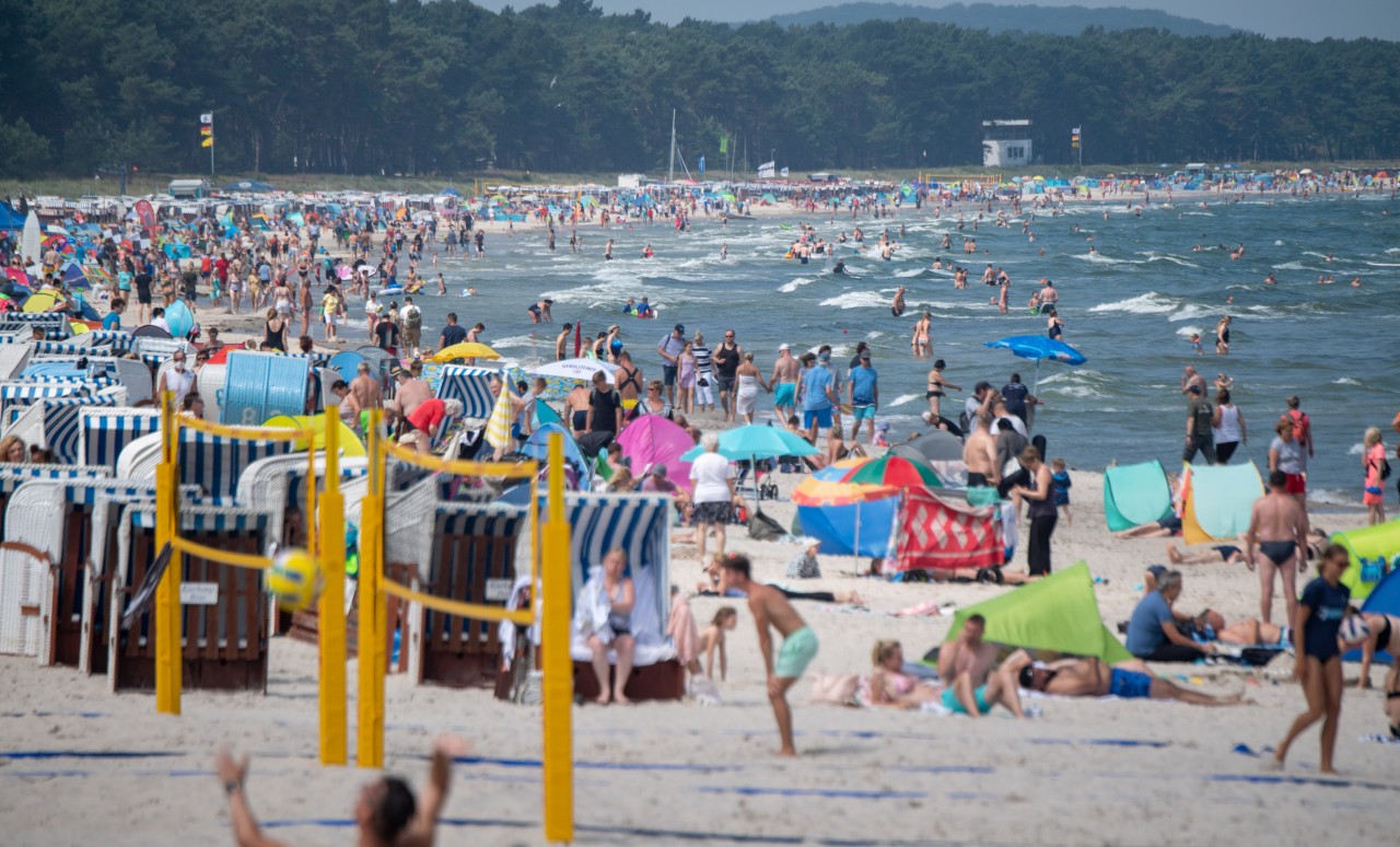 Rügen, Usedom, Timmendorfer Strand: Strandbesucher an der Ostsee. 