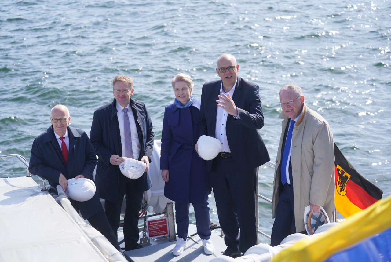 Peter Tschentscher (l-r, SPD), Daniel Günther (CDU), Manuela Schwesig (SPD), Andreas Bovenschulte (SPD) und Stephan Weil (SPD) stehen an Deck eines Schiffes des Marinekommandos am Anleger der Werft German Naval Yards. 