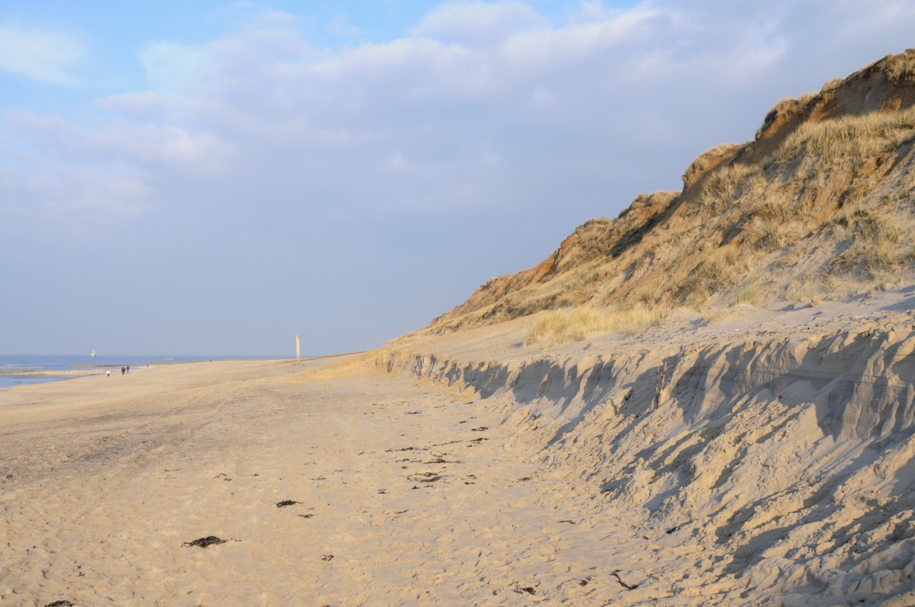 Die Stürme spülten viel Sand an den Stränden von Sylt fort. 