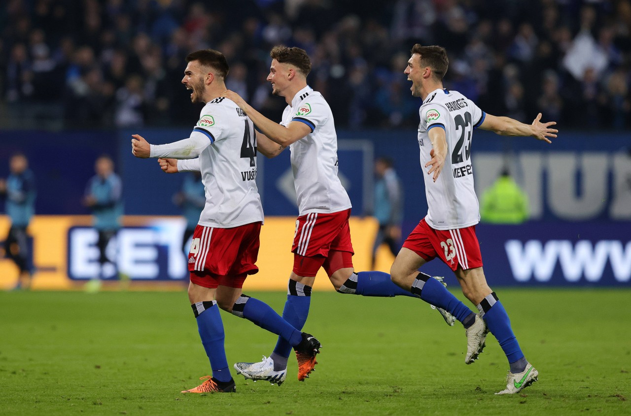 Mario Vuskovic (l.) jubelt nach seinem Tor.