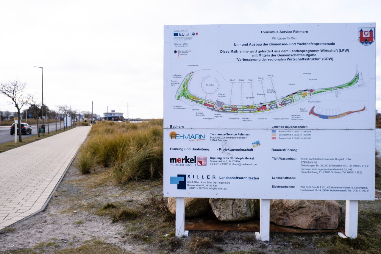 Eine Informationstafel steht an der Binnenseepromenade in Burgtiefe auf Fehmarn.