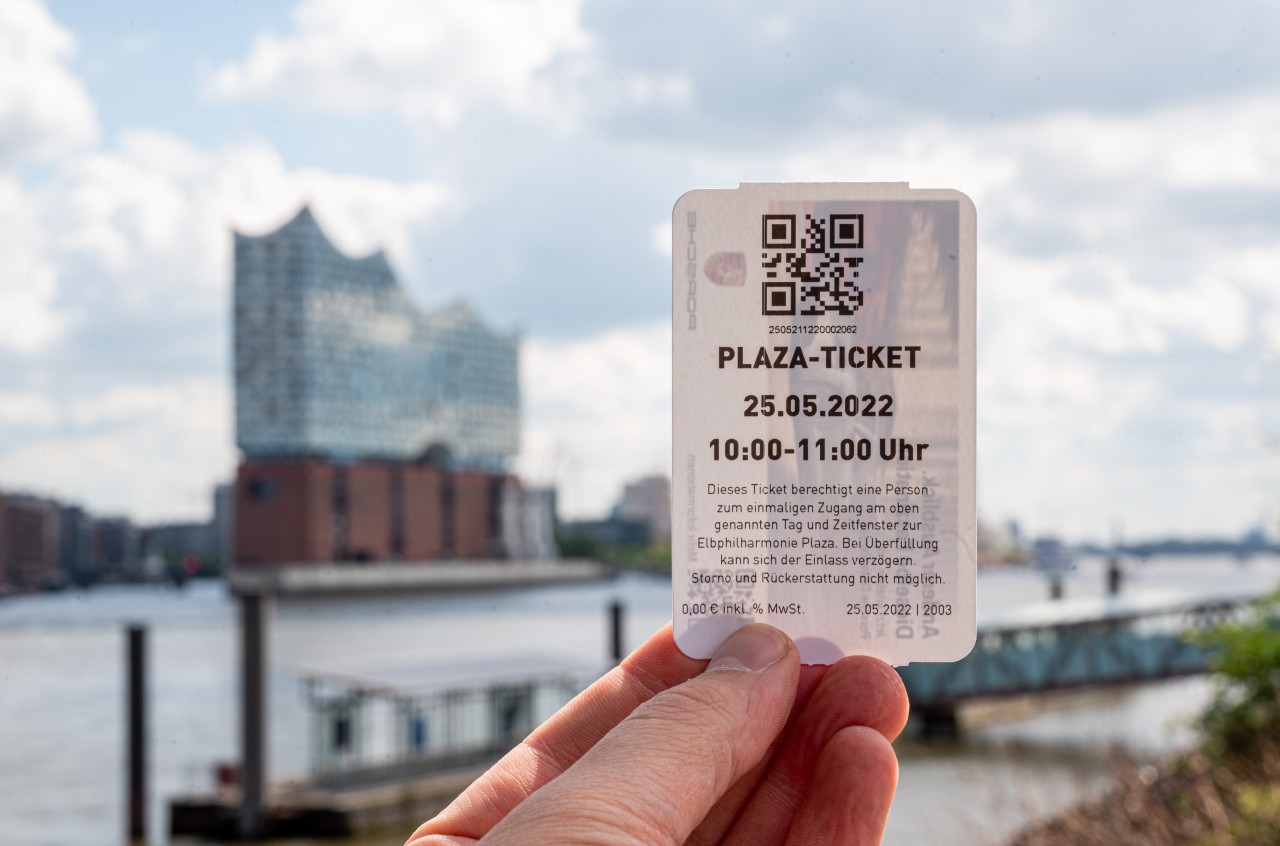 Ein Plaza-Ticket wird vor die Elbphilharmonie gehalten. Für den Besuch der beliebten Aussichtsplattform in der Hamburger Elbphilharmonie könnte bald Eintritt fällig werden.