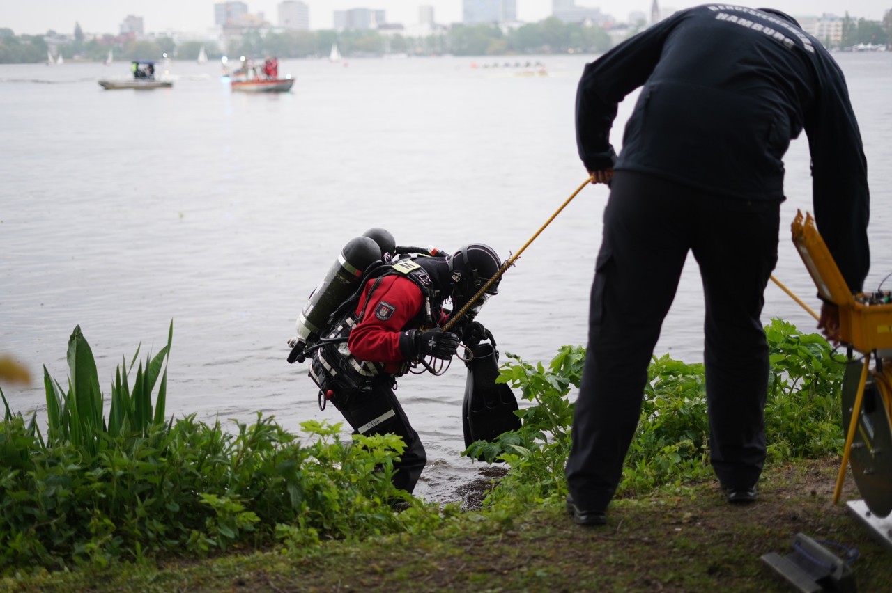 Neben einem Hubschrauber und Booten sind auch speziell ausgebildete Taucher in der Alster unterwegs.